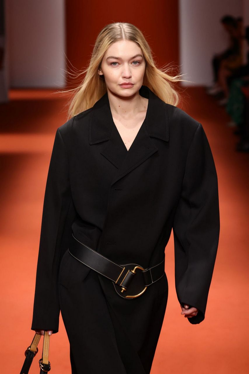 Gigi Hadid Walks Runway Tod S Fashion Show Milan
