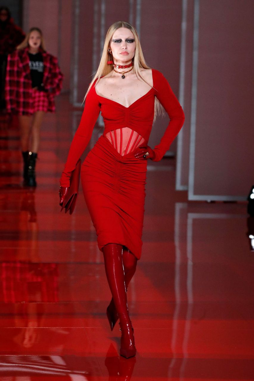 Gigi Hadid Walks Runway Versace Fashion Show Milan