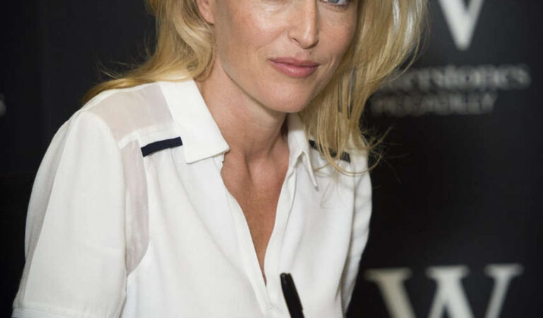 Gillian Anderson Vision Fire Book Signing London (17 photos)