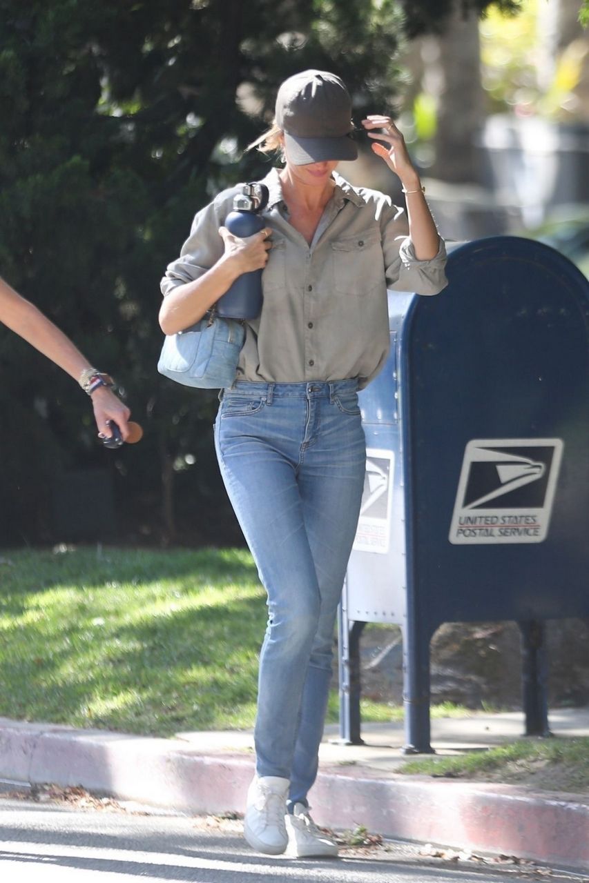 Gisele Bundchen Out Shopping For Groceries Los Angeles