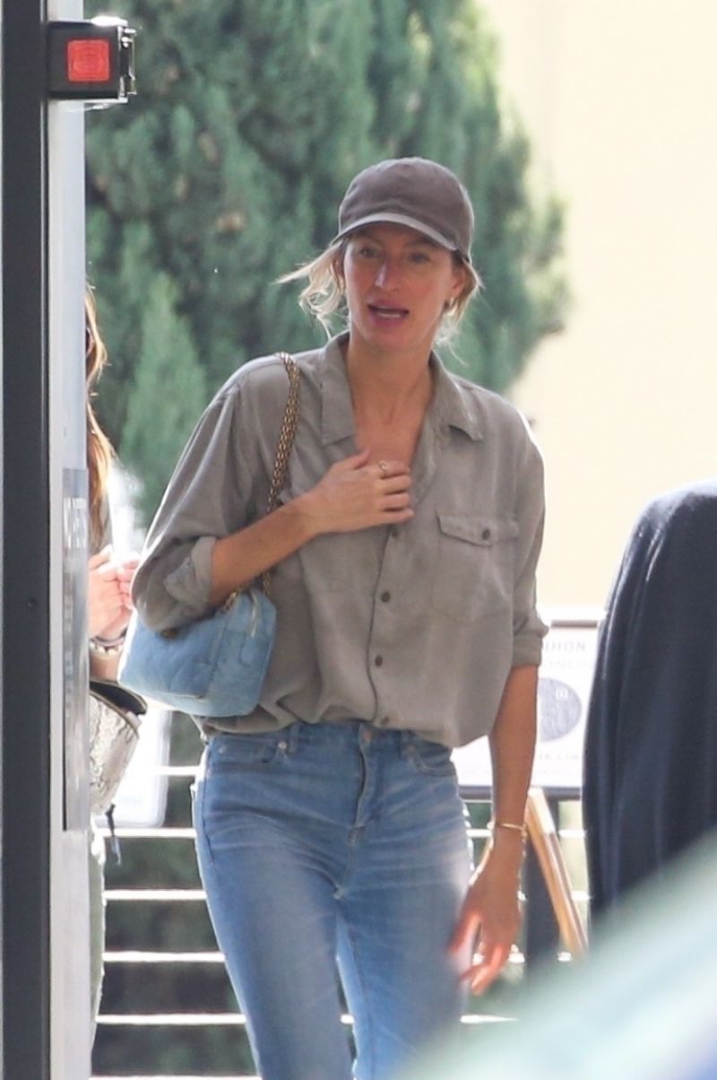 Gisele Bundchen Out Shopping For Groceries Los Angeles