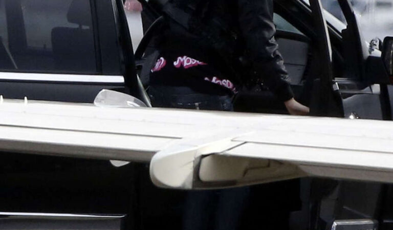Gwen Stefani Arrives Back Los Angeles From Nashville Via Private Jet (4 photos)