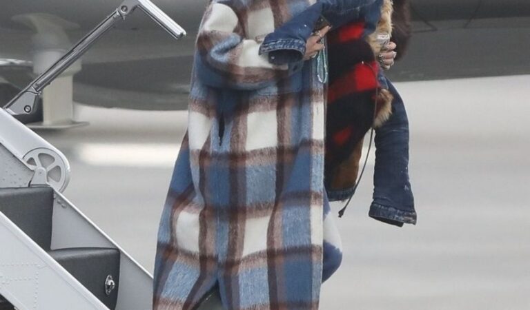 Gwen Stefani Arrives Van Nuys Airport (7 photos)