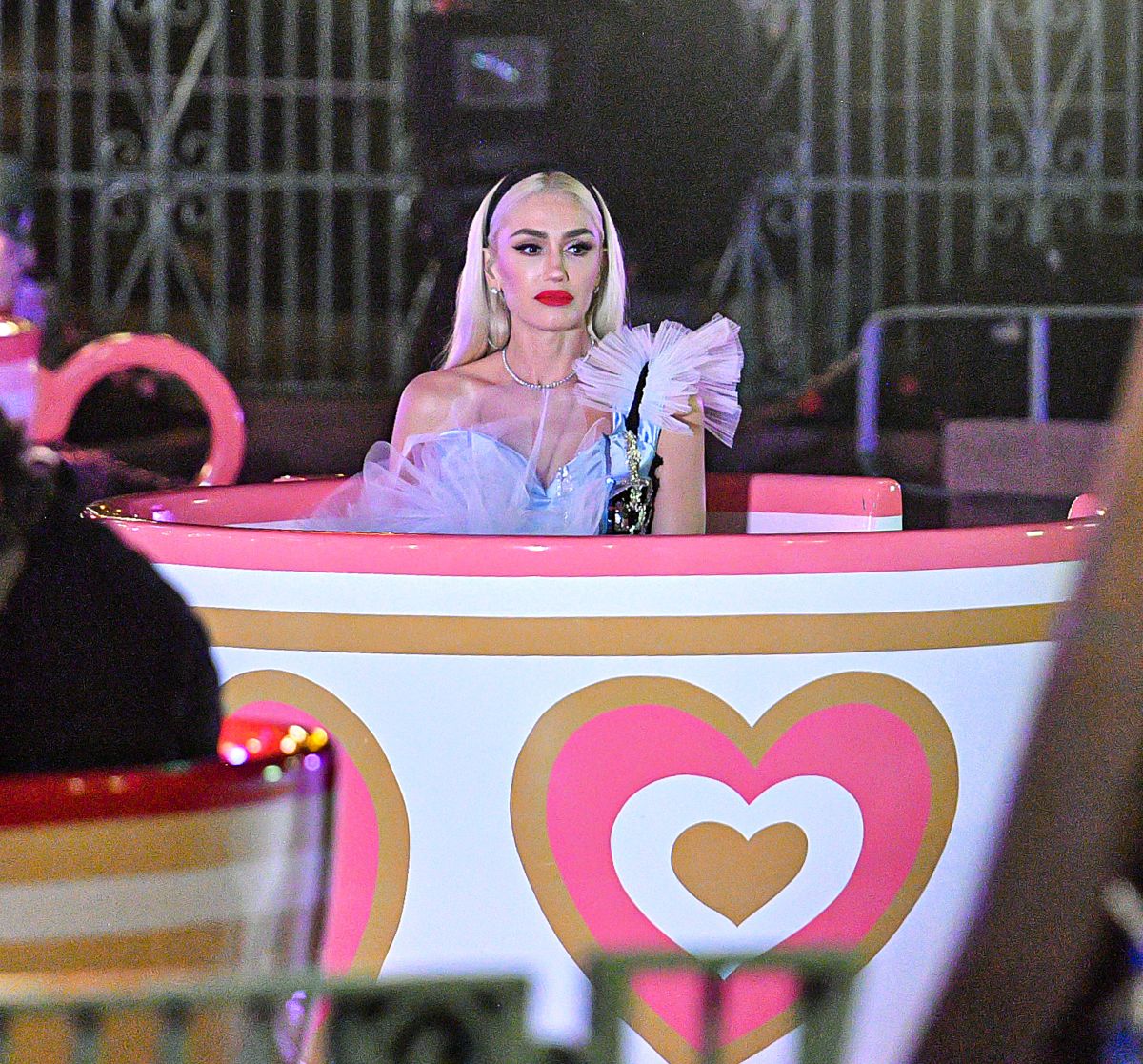 Gwen Stefani As Alice Wonderland Special Performance Disneyland S Famous Teacups
