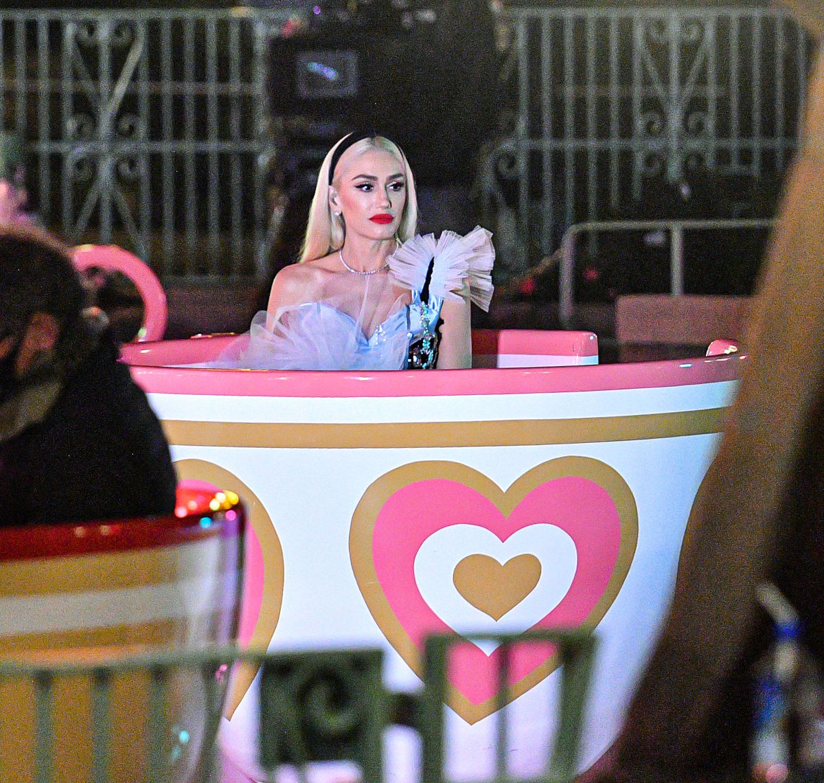 Gwen Stefani As Alice Wonderland Special Performance Disneyland S Famous Teacups
