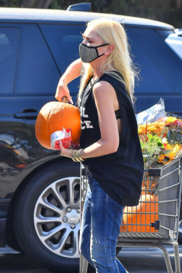 Gwen Stefani Out Buy Pumpkins Los Angeles