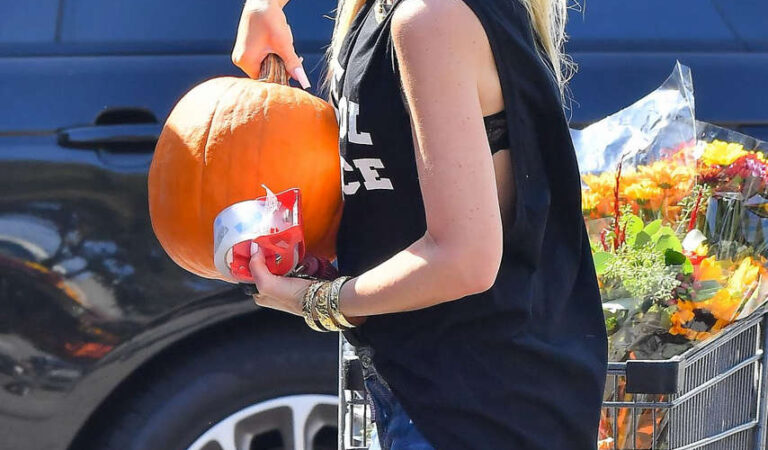 Gwen Stefani Out Buy Pumpkins Los Angeles (5 photos)