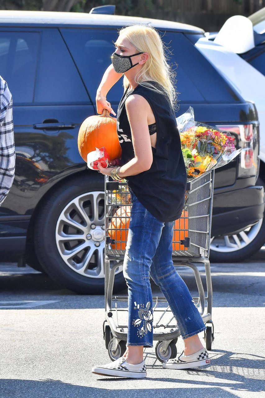 Gwen Stefani Out Buy Pumpkins Los Angeles