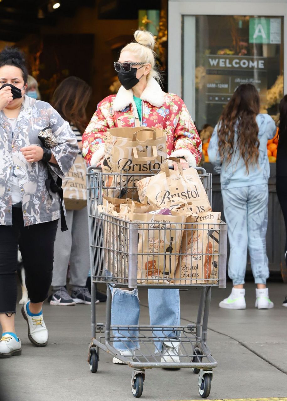 Gwen Stefani Out For Grocery Shopping West Hollywood