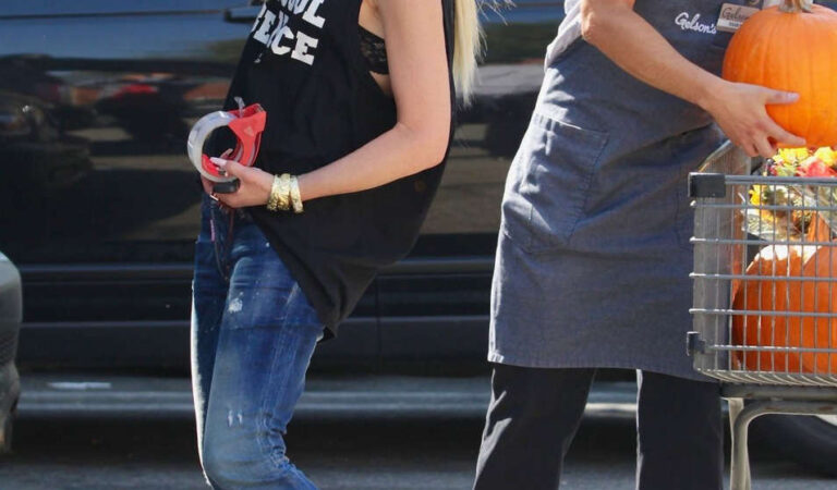 Gwen Stefani Ripped Denim Out Shopping Encino (6 photos)