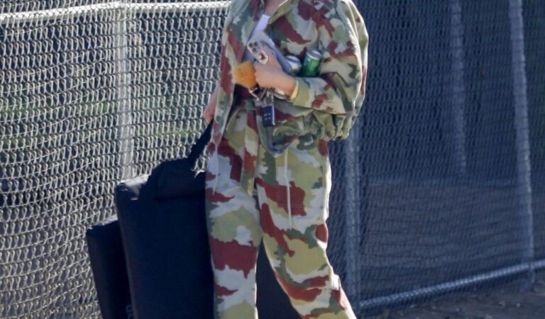 Gwen Stefani Watching Zuma S Baseball Game Sherman Oaks (7 photos)