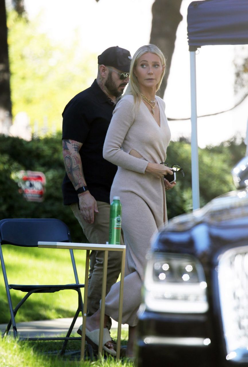 Gwyneth Paltrow Relaxing On The Set Of An Uber Eats Commercial Los Angeles