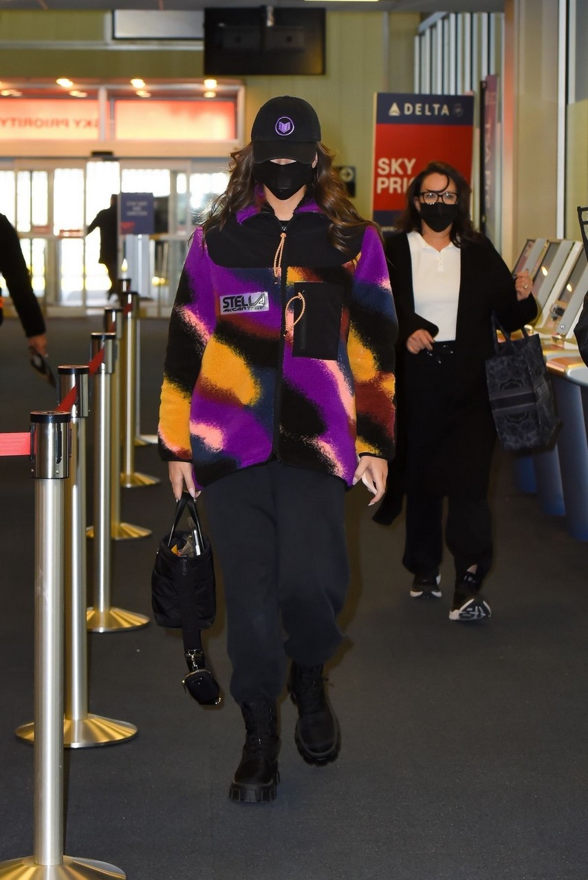 Hailee Steinfeld Arrives Jfk Airport New York