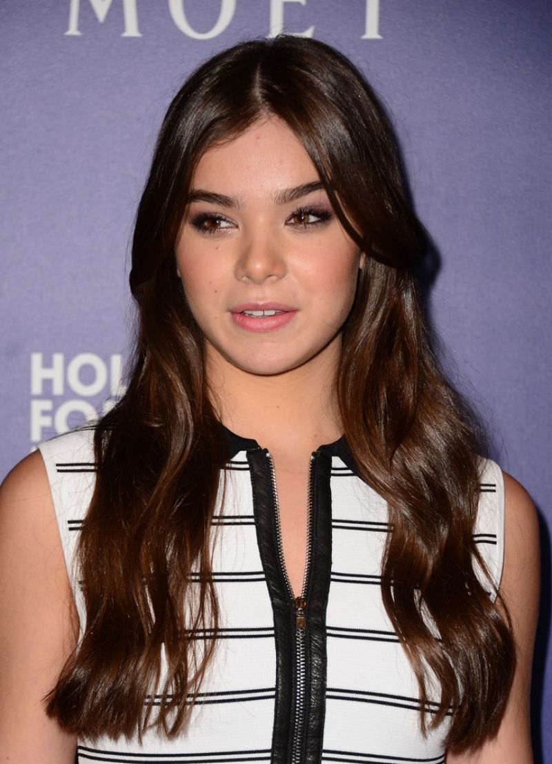 Hailee Steinfeld Hollywood Foreign Press Associations Grants Banquet Beverly Hills
