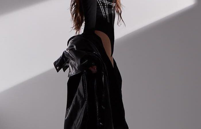 Hailee Steinfeld In Bodysuit Leather Jacket Hot (1 photo)