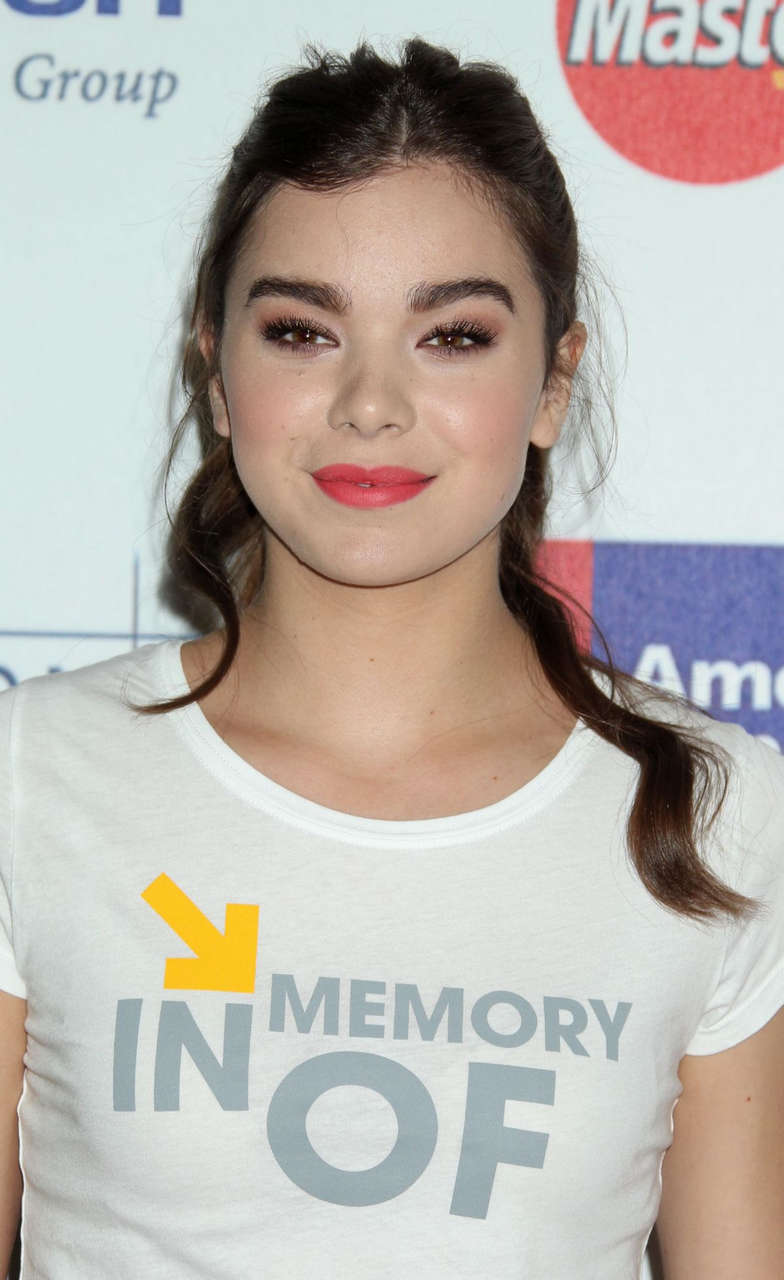 Hailee Steinfeld Stand Up 2 Cancer Live Benefit Hollywood