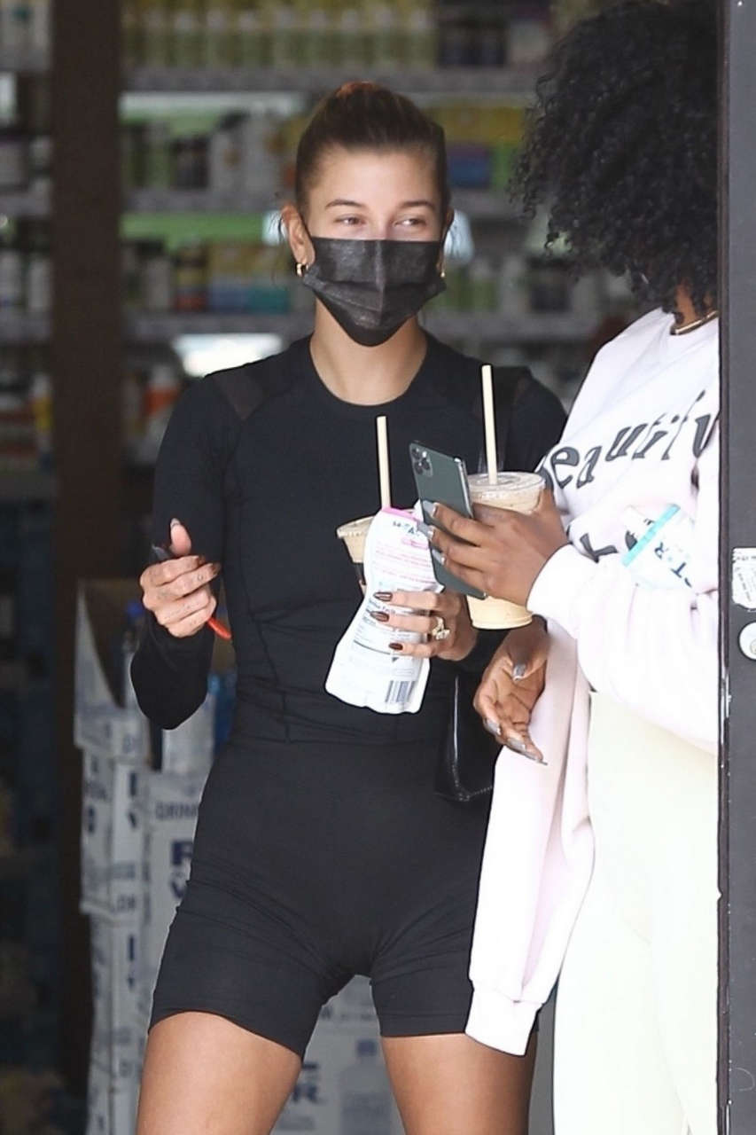 Hailey Bieber Justine Skye Out Fot Juice After Workout Los Angeles