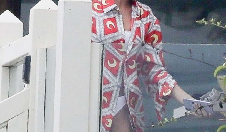 Hailey Bieber Kendall Jenner Beach House Malibu (10 photos)
