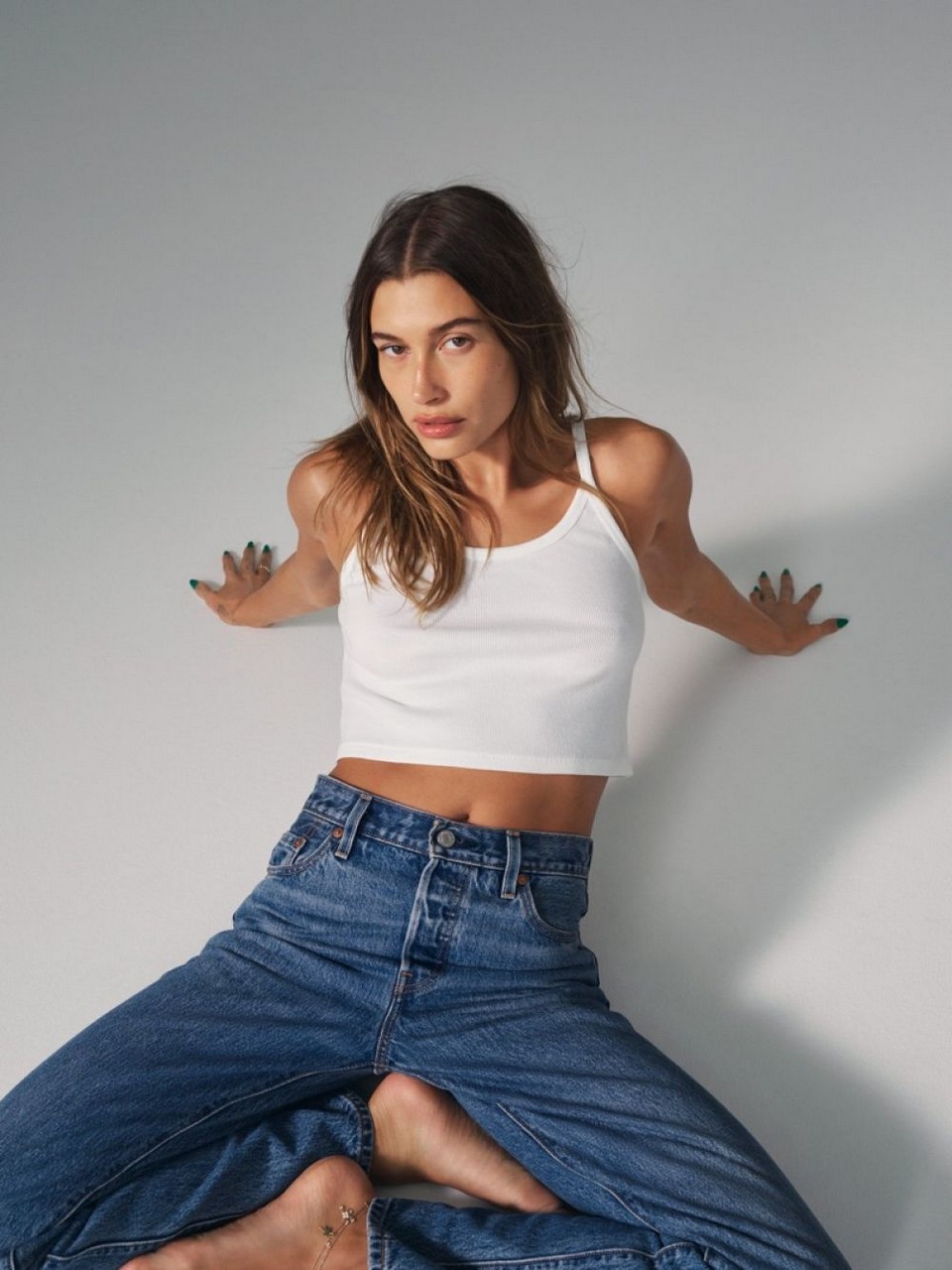 Hailey Bieber Throwback Style With Levi S 501 90s Jeans