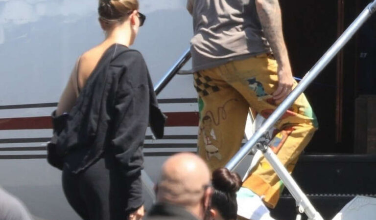 Hailey Justine Bieber Boarding Private Jet Los Angeles (7 photos)