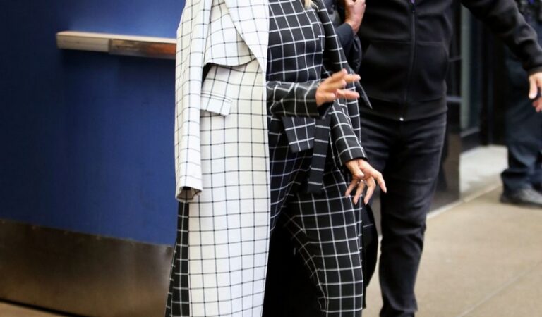 Halle Berry Leaves Gma Morning Show New York (7 photos)
