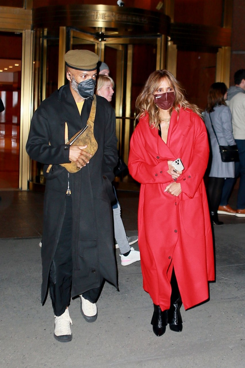 Halle Berry Out For Dinner Scalinatella Restaurant New York