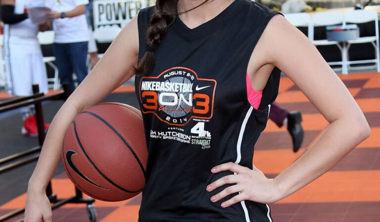 Hayley Orrantia 3rd Annual Josh Hutcherson Celebrity Basketball Game (28 photos)