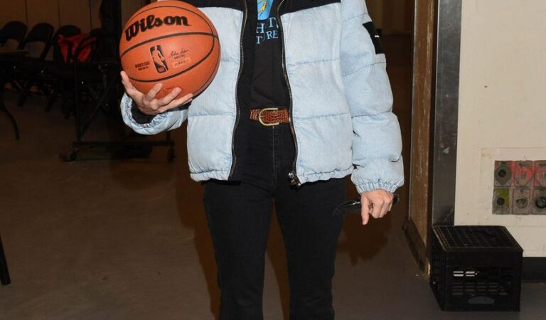 Heidi Gardner San Antonio Spurs Vs New York Knicks Game Madison Square Garden (3 photos)