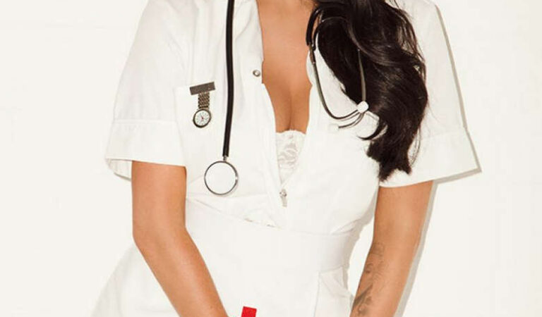 Helen Flanagan Sun Nurse Photoshoot (5 photos)