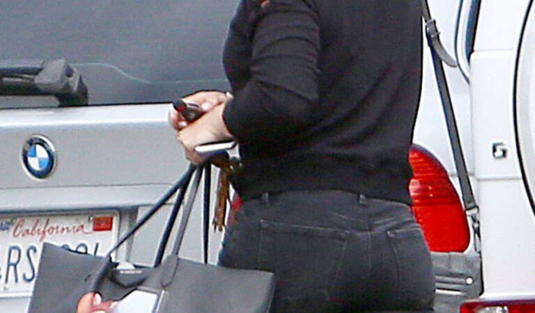 Hilary Duff In Tight Jeans (3 photos)