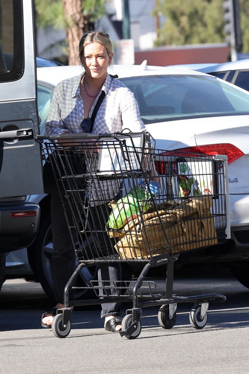 Hilary Duff Out For Grocery Shopping Studio City
