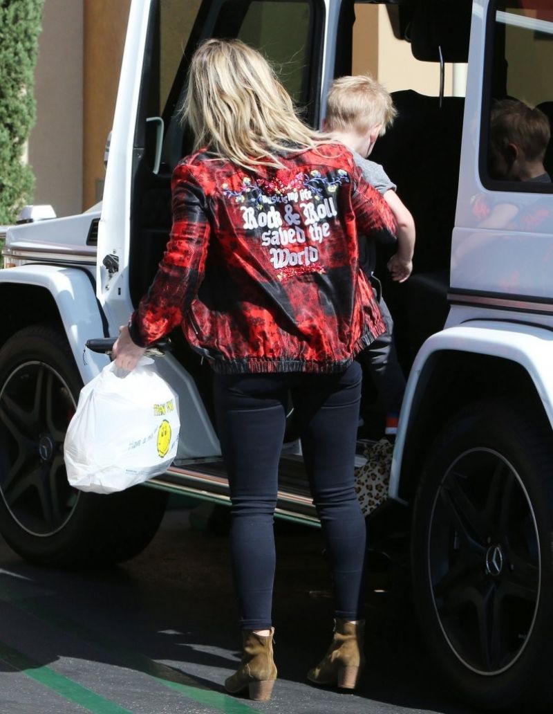 Hilary Duff Out For Lunch Los Angeles