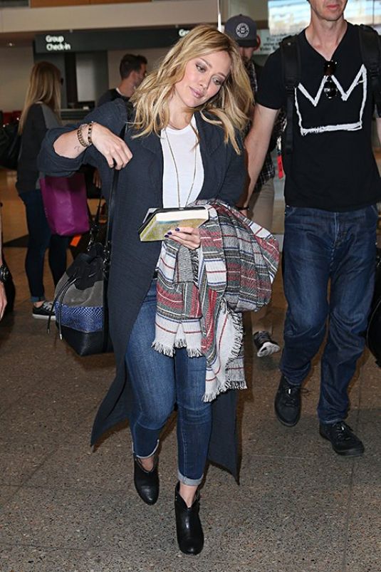 Hilary Duff Sydney Airport