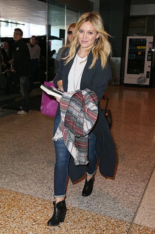 Hilary Duff Sydney Airport