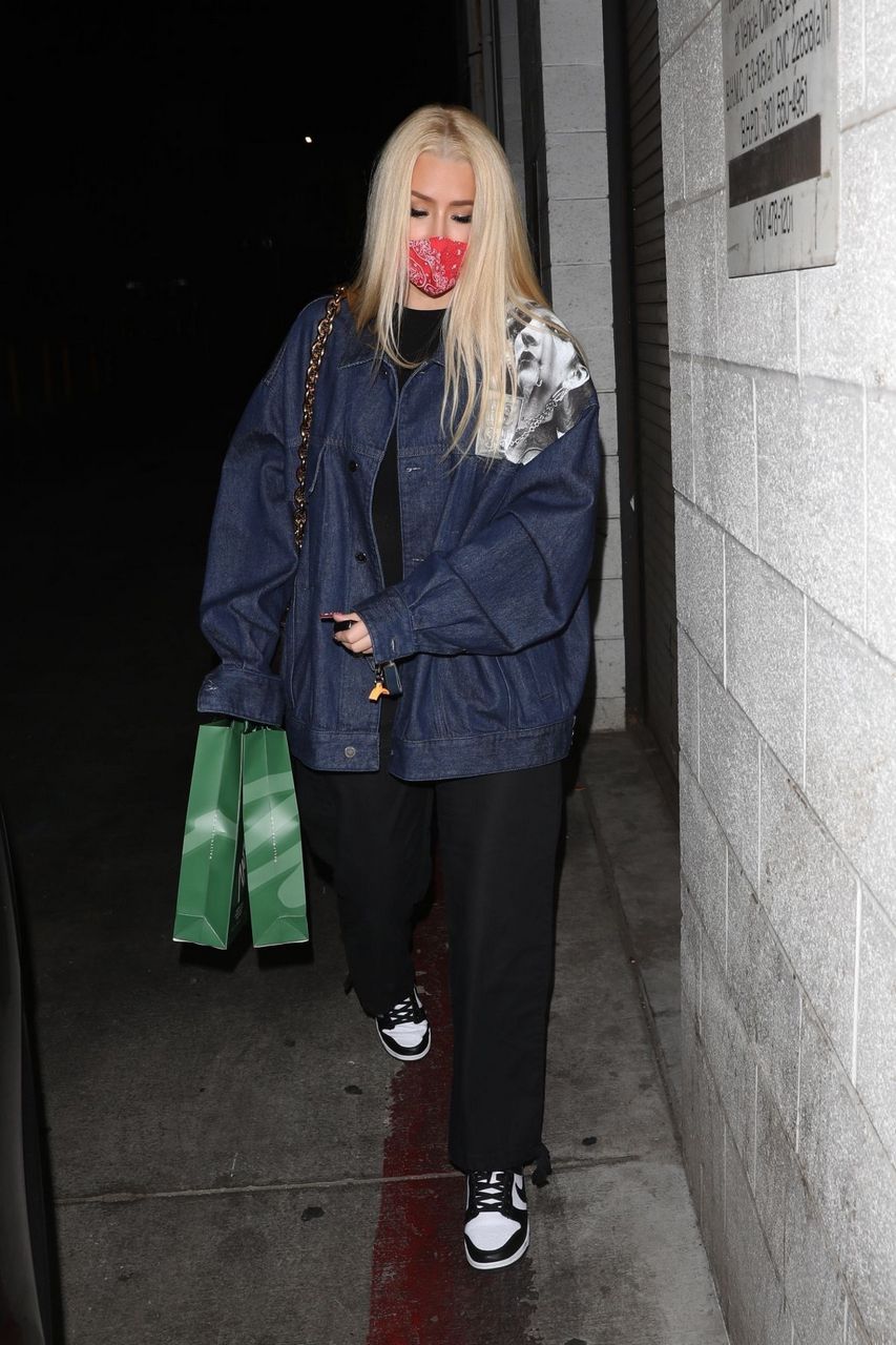 Iggy Azalea Out For Dinner Wally S Beverly Hills