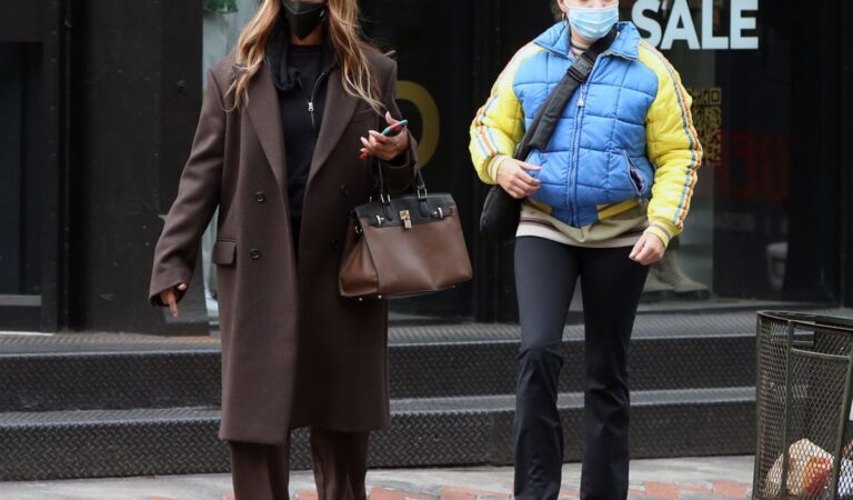 Iman Out Shopping With Her Daughter New York (6 photos)