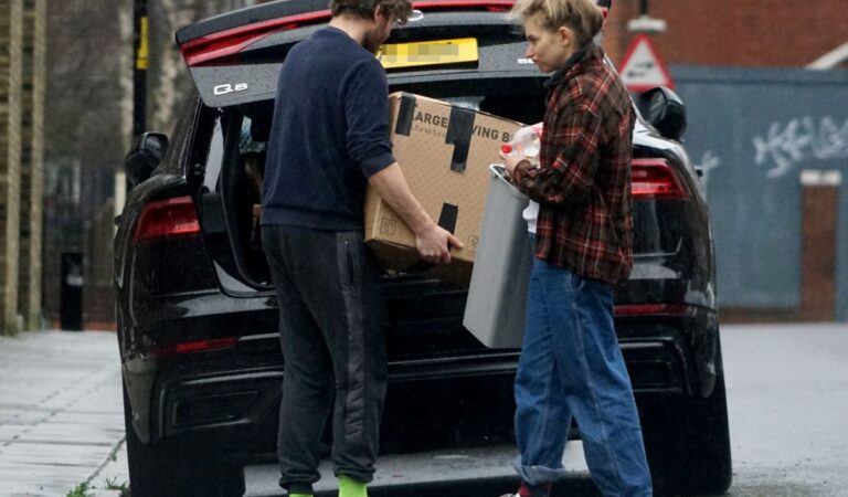 Imogen Poots And James Norton Load Up There Car London (7 photos)