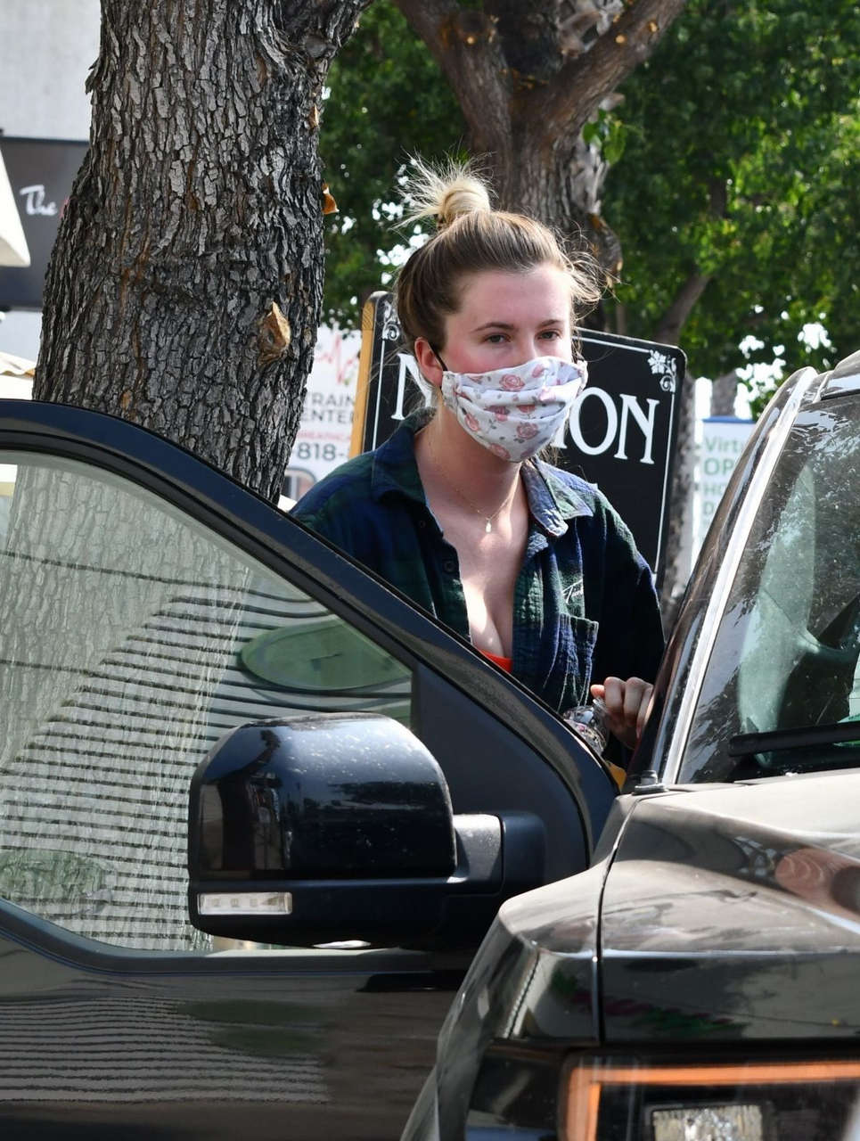 Ireland Baldwin Out For Lunch Studio City