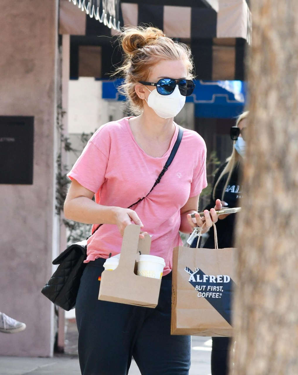Isla Fisher Out Los Angeles