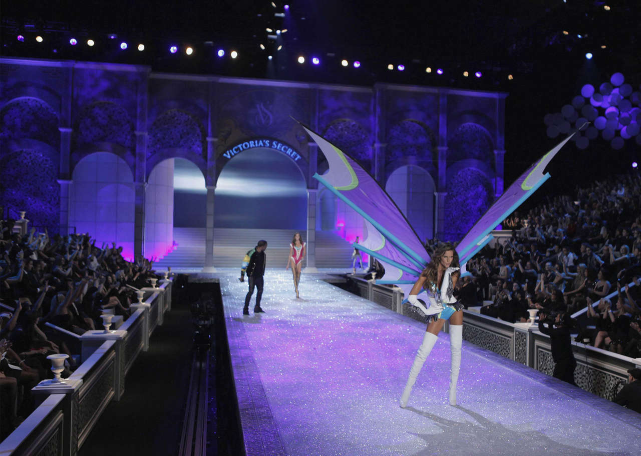 Izabel Goulart Victoria S Secret Fashion Show New York