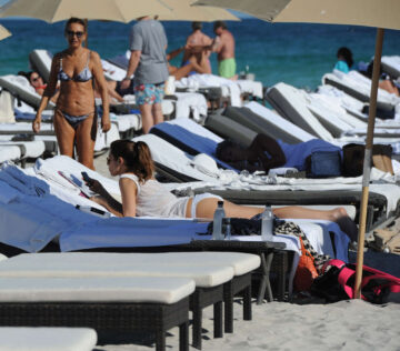 Jamie Lynn Sigler Bikini Candids Beach Miami