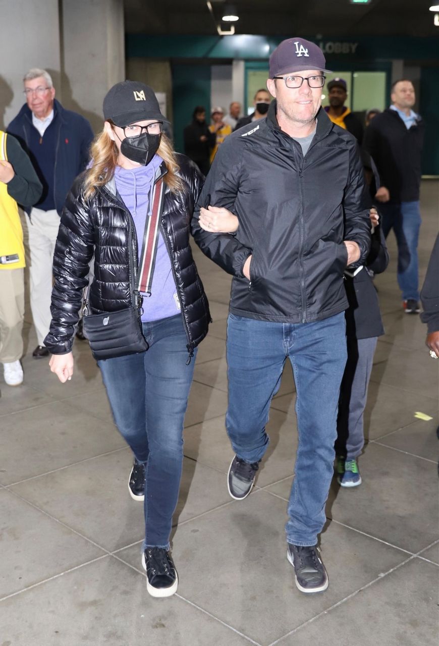 Jenna Fischer Leaves Lakers Game Los Angeles