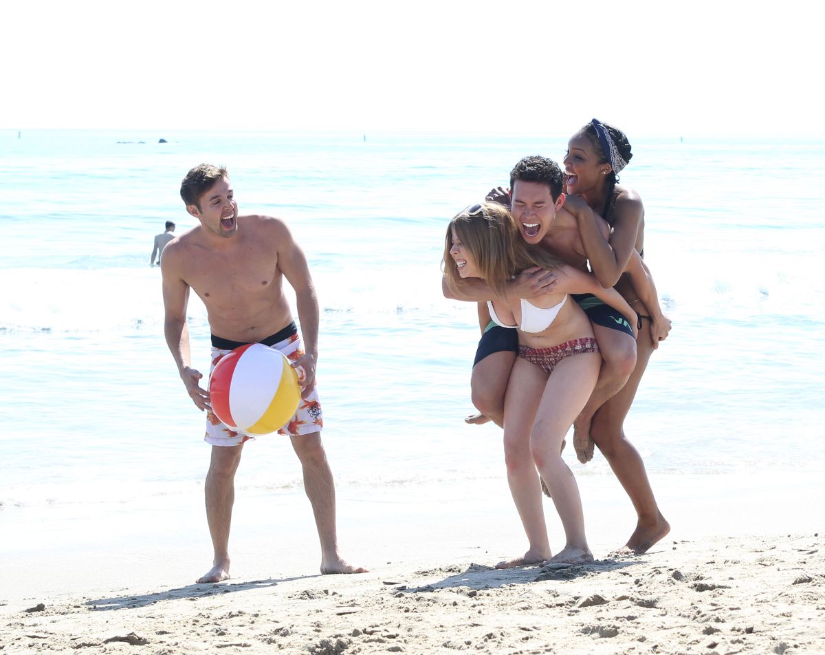 Jennette Mccurdy Bikini With Friends Beach Santa Monica