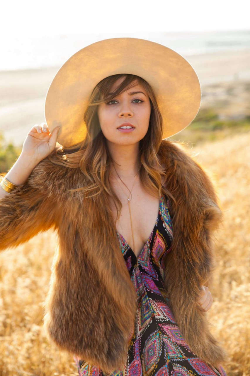 Jennette Mccurdy Thr Set Of Photoshoot
