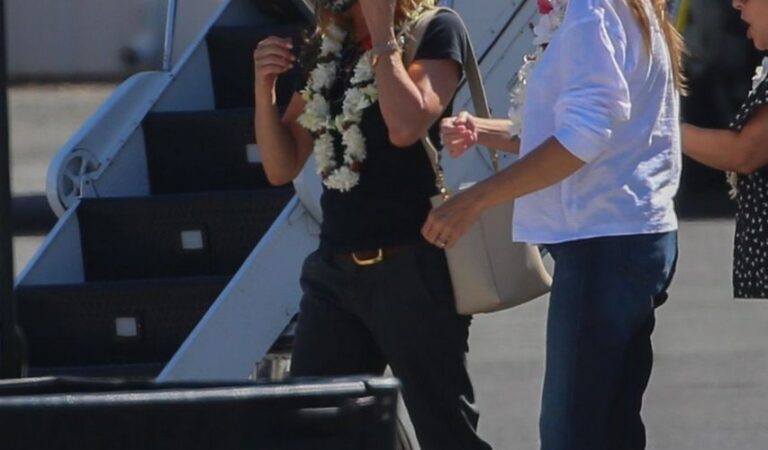 Jennifer Aniston Leaves Oahu (7 photos)