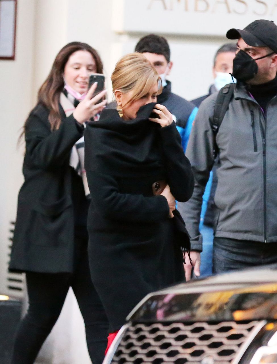 Jennifer Aniston On Set Of Murder Mystery 2 Paris