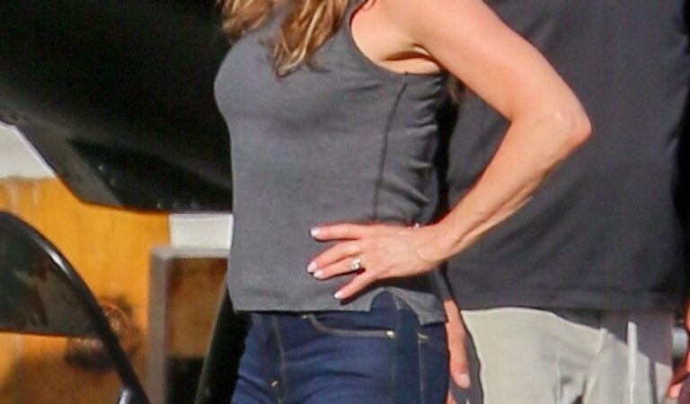 Jennifer Aniston On Set Of Murder Mystery 2 Waikiki (7 photos)