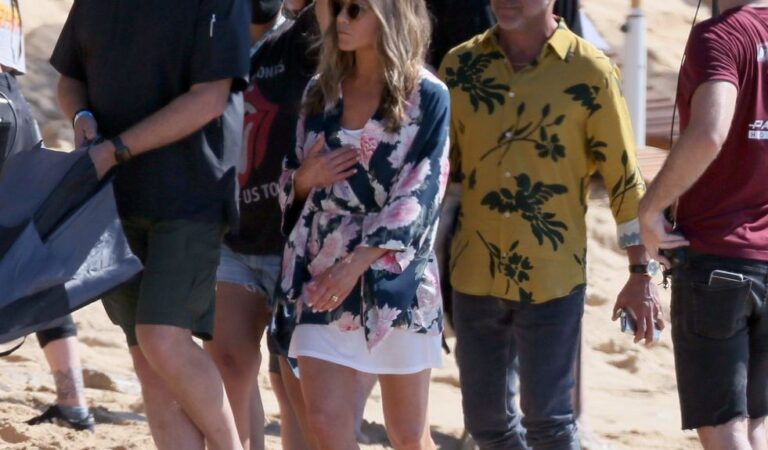 Jennifer Aniston On The Set Of Murder Mystery 2 Beach Hawaii (10 photos)