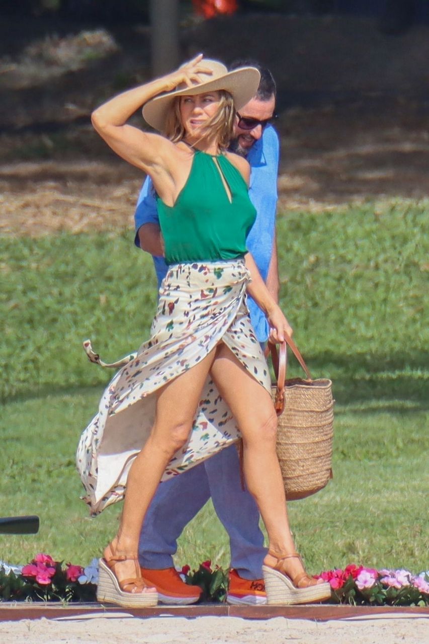 Jennifer Aniston On The Set Of Murder Mystery 2 Oahu