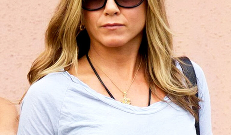 Jennifer Aniston Out About Wilmington (6 photos)